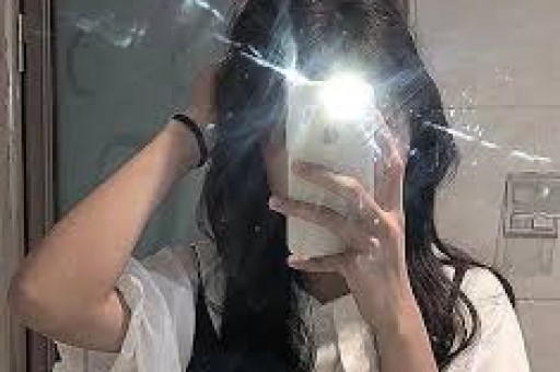 陪玩陪睡算啥？继人体盛宴、舔手指后艺人再曝阴暗面 秦岚被牵