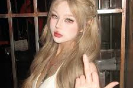 内娱女演员深夜溜进KTV陪酒姿态放低到尘埃