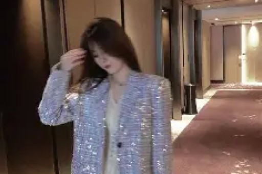 看宋雨琦穿短裙出席活动对长辈90度鞠躬才懂她火都是有原因的